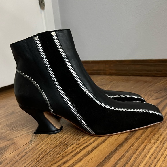 Fluevog Super Fine "Highness" zippered ankle boots, NWOB, black / silver, size 7 - Picture 2 of 14